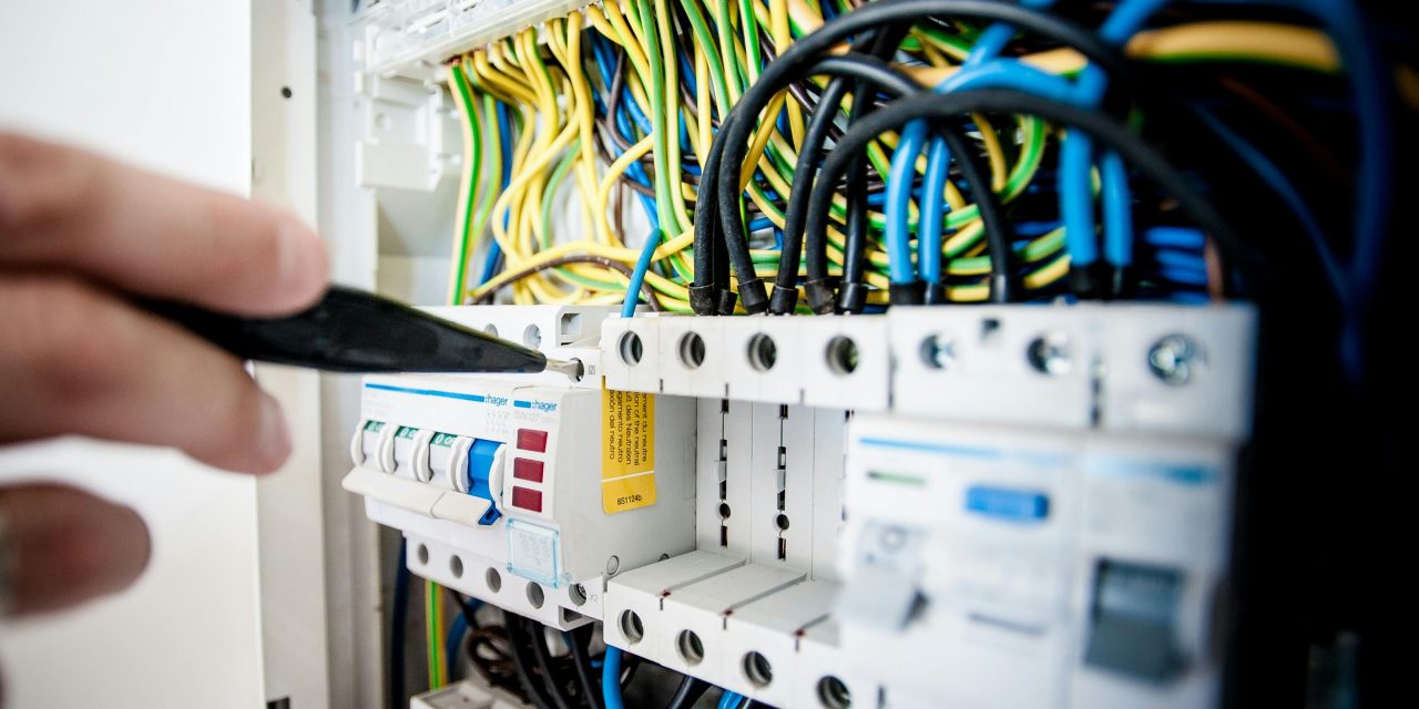 https://australiaonlineadvertising.com.au/wp-content/uploads/2025/09/Emergency-electrician-in-Melbourne--1280x640.jpg