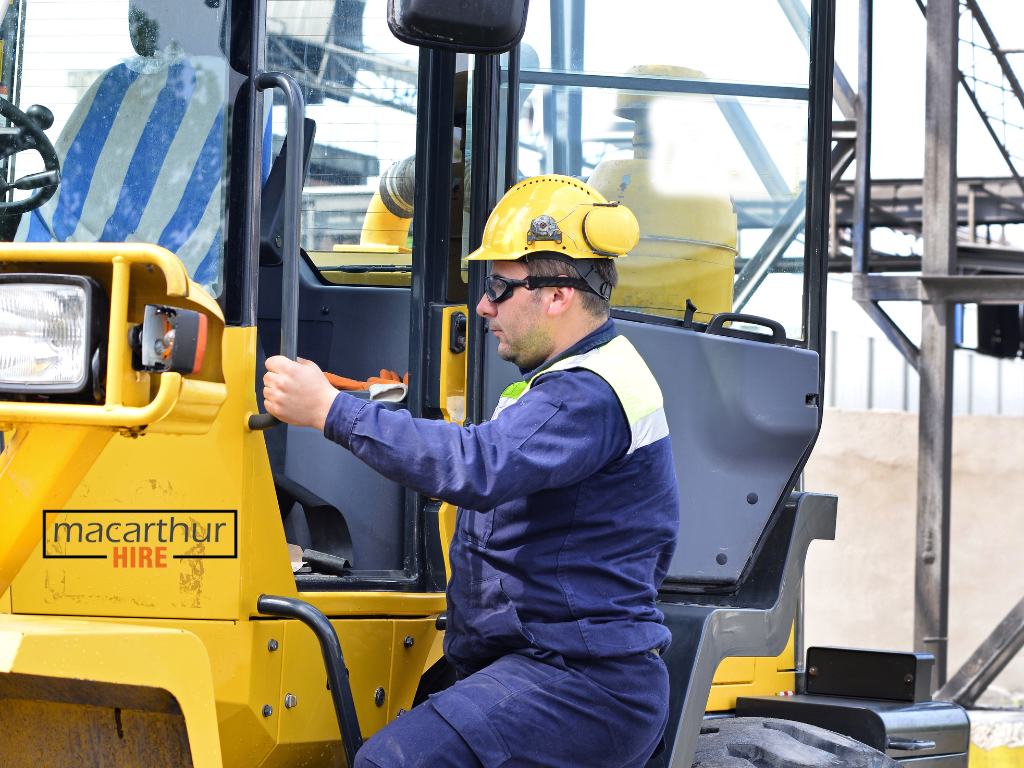 excavator hire macarthur truck rental macarthur, truck hire macarthur, Truck rental guide, 2 Ton Fuso Tray Truck, 2 Ton Tray Truck, Forklift hire, hydraulic splitter supplier